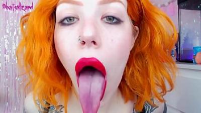Рыжая сучка готовит свой рот для глубокий минетов - Смотреть порно онлайн